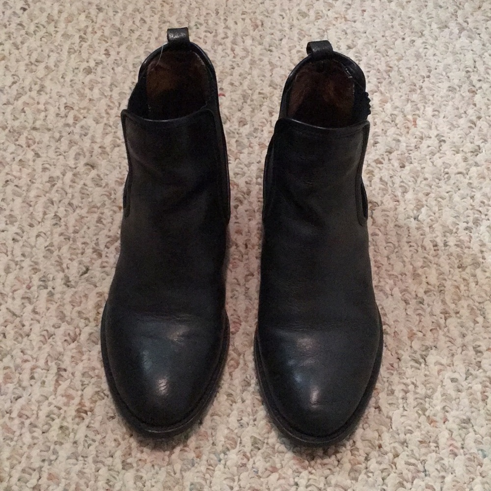 Donald J Pliner black ankle boots sz7